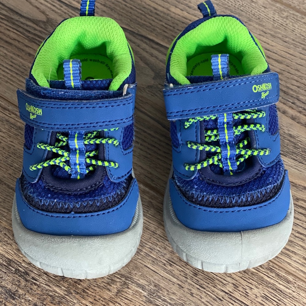 LIKE NEW Toddler size 6 OshKosh bump toe sneaker